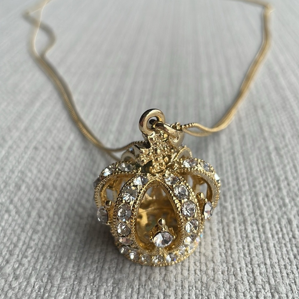 Elegant Gold tone 3D royal crown long necklace pendant